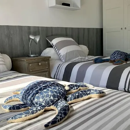 La Baie Latitude, Proche Avec Jardin Holiday home *